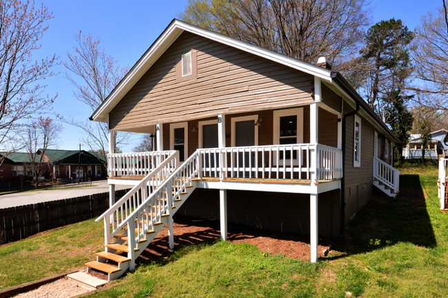 Building Photo - Charming One Bedroom Duplex