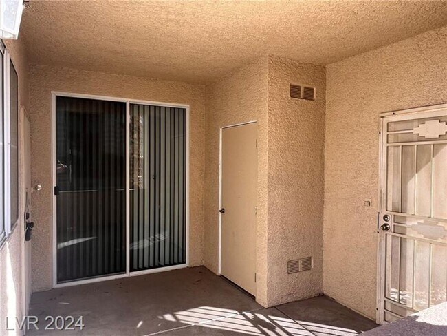 Building Photo - Gated Community / One Bedroom / 1 Car Garage