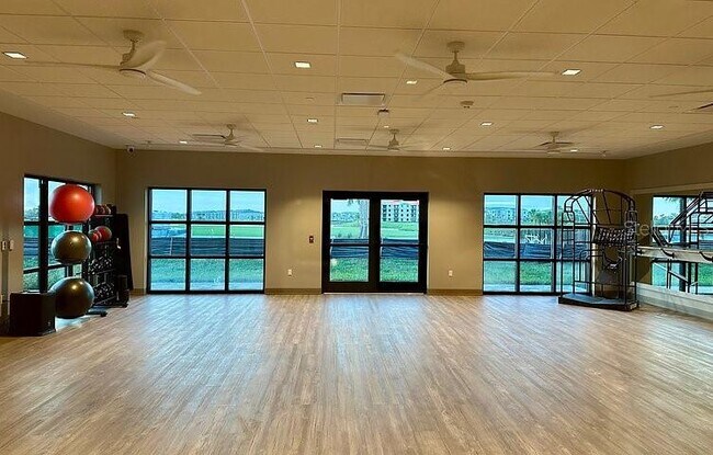 Building Photo - 12440 Wellen Golf St