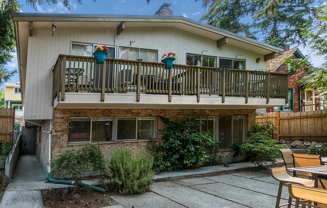 Building Photo - Spacious 2 Bedroom in Idyllic Location