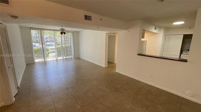 Building Photo - 529 E Sheridan St