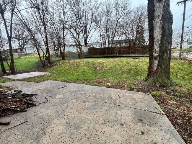 Building Photo - 1 1/2 story corner home