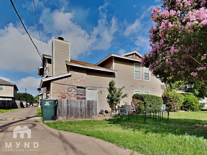 Building Photo - 2214 Creekside Ln