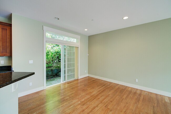 Building Photo - 3Bd/3.25Ba Kirkland Townhome