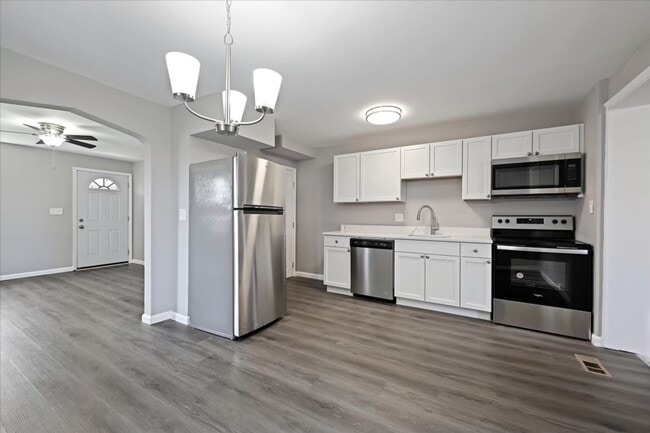 Building Photo - Gorgeous Two-Bedroom Townhome In Middle River