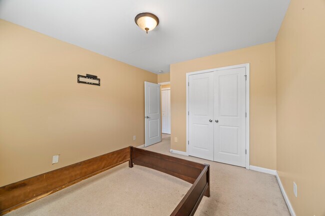 Building Photo - 1094 N Village Dr