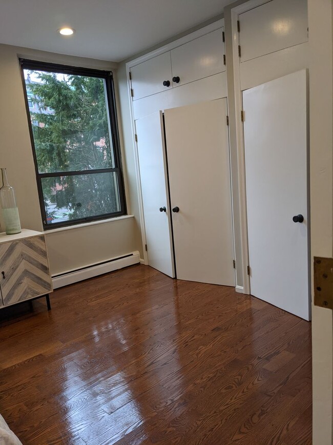 Building Photo - Kenmore Square recently renovated x-large 1 bedroom with parking for June 1!