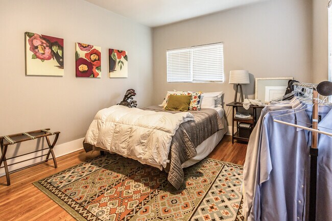 Building Photo - 1124 S Newport Ave