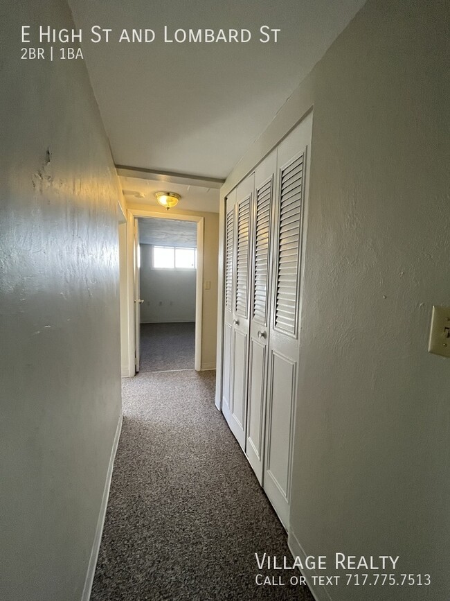 Building Photo - Huge 2-Bed apartment with washer/dryer hoo...