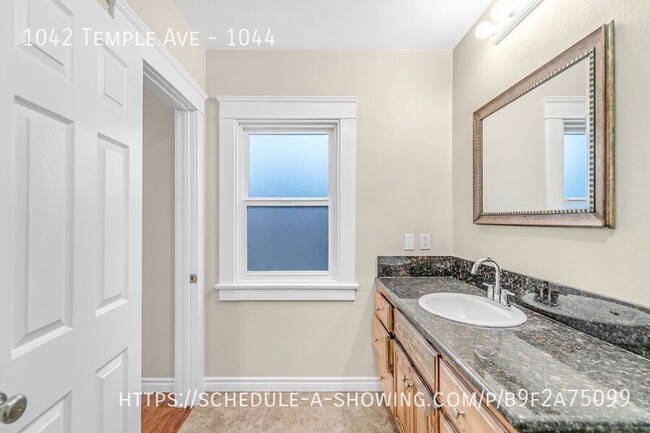 Building Photo - Beautiful newly remodeled 2 Bed + 2 Bath H...