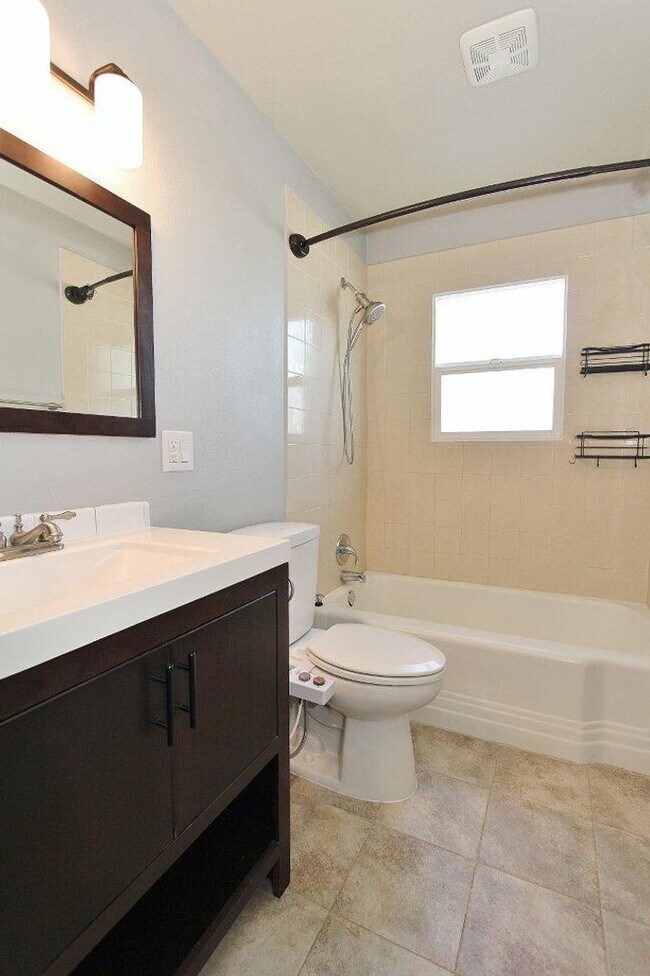 Building Photo - Charming Single-Level Home on the Bench