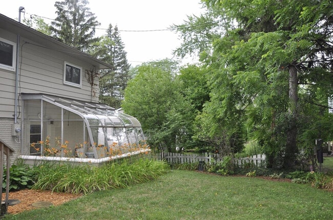 Building Photo - 2065 Yorktown Dr