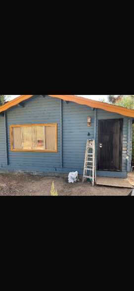 Building Photo - 527 Valley Dr