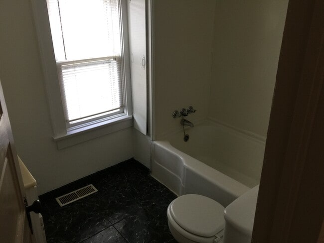 Building Photo - 3 bedrooms, 1 bath ranch house with big yard