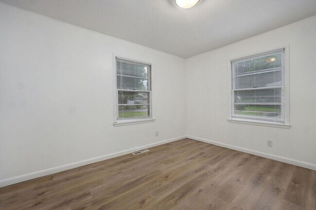 Building Photo - 906 N Belview Ave