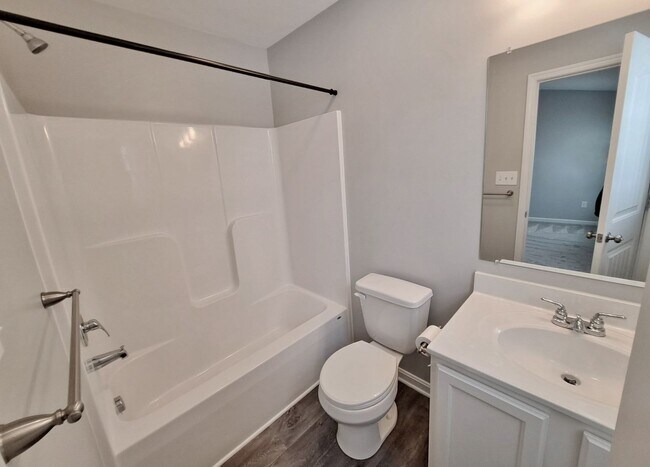 Building Photo - 3 Bed / 2-1/2 Bath  Single Family Town Home w/Attached1 Car Garage
