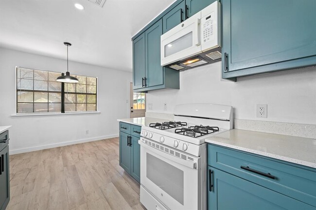 Building Photo - 5545 Pine Pl