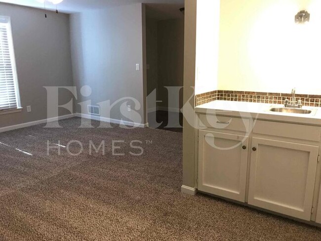 Building Photo - 5813 NW Aspen Ln