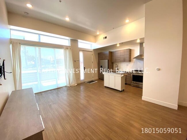 Building Photo - 877 S 200 W