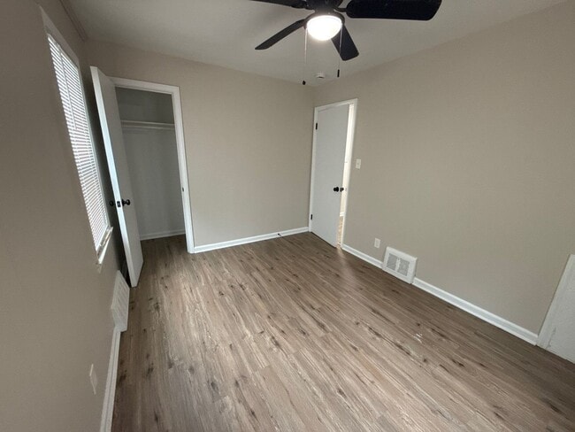 Building Photo - Beautiful 3-Bedroom Home – We Welcome Sect...