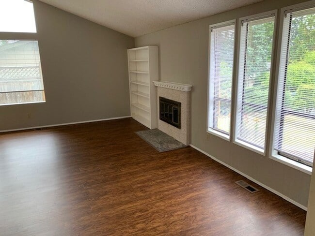 Building Photo - Kenmore House / RENT SPECIAL