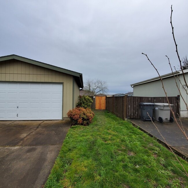 Building Photo - Pet Friendly 4 bedroom 2 bath home w/ 2 car garage