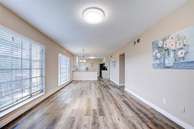 Building Photo - 2101 Fountain View Dr