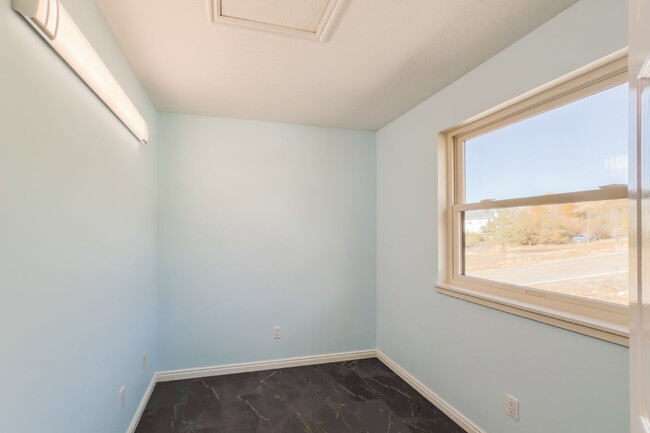 Building Photo - "Luxurious 5-Bedroom Eden Retreat with Sce...