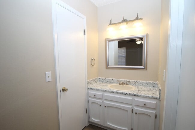 Building Photo - 3 bed 2 bath home with 2 car garage and Fl...