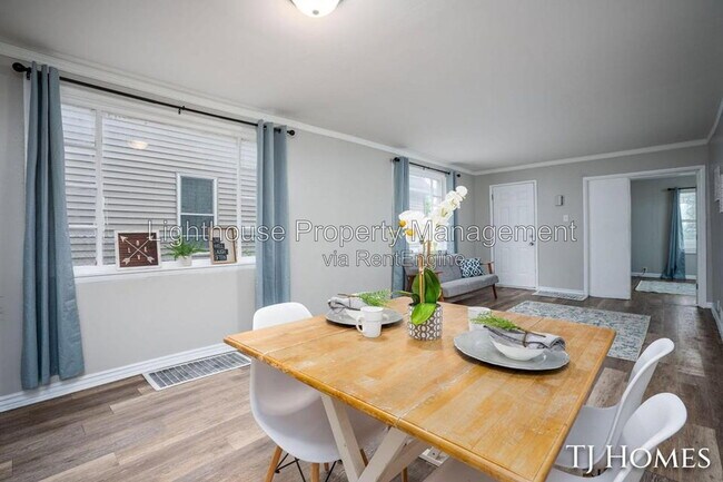 Building Photo - 1468 Jiroch St