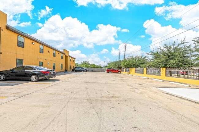 Building Photo - 2119 S Ejido Ave