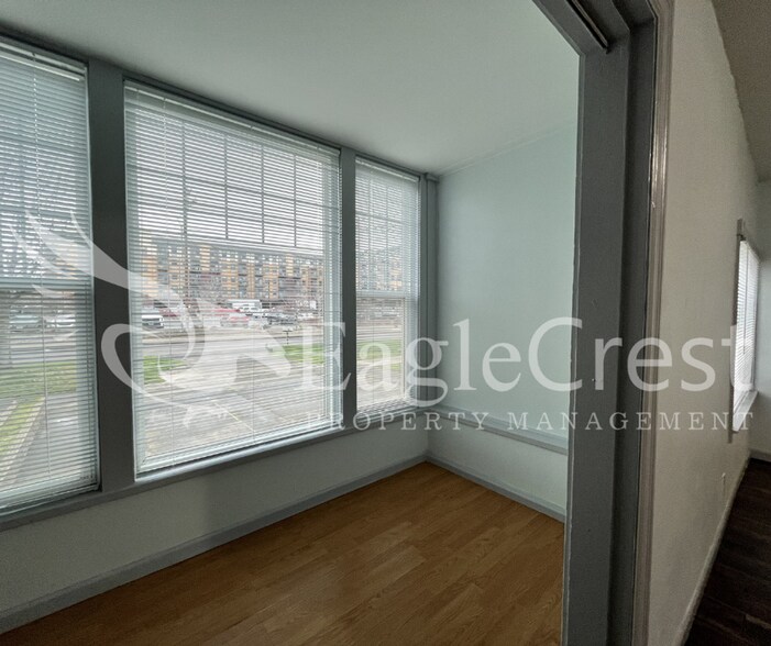 Building Photo - Comfortable 5 Bedroom Home with Modern Touches, Large Bedrooms & Front Porch