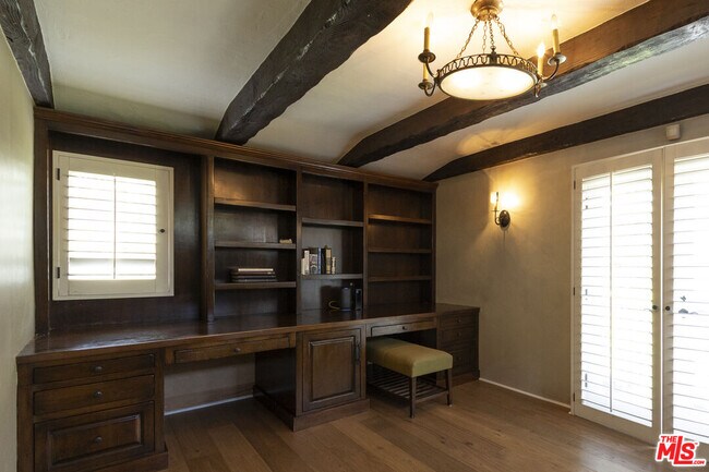 Building Photo - 1407 N Beverly Dr