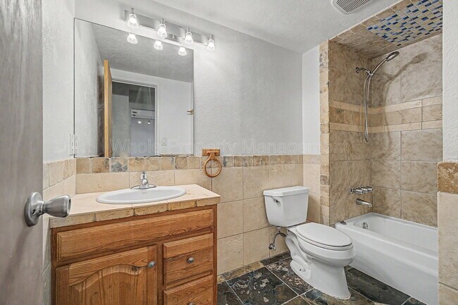 Building Photo - 1021 Carr St