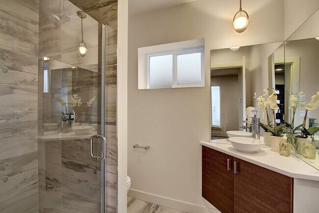 Building Photo - Luxurious 4 Bedroom Home with 2 Car Garage