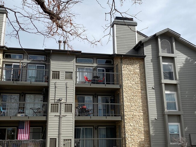 Building Photo - Updated 2 Bed, 2 Bath Top-Floor Condo with...