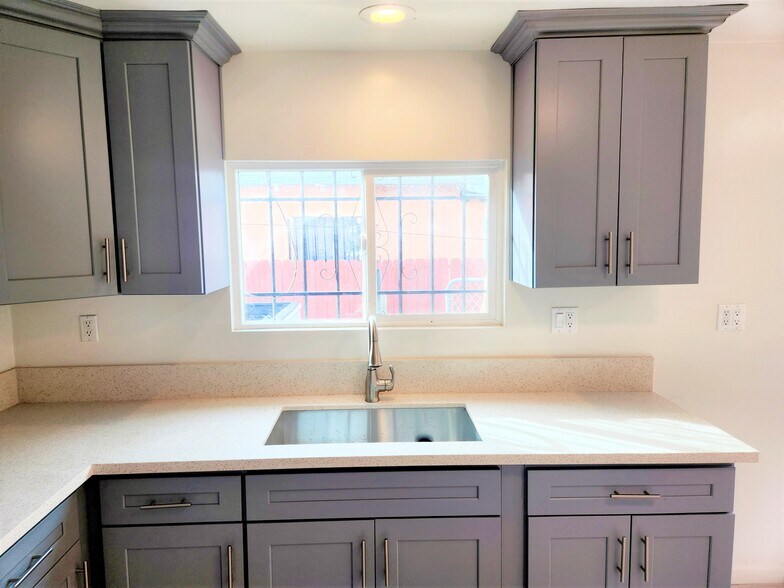 Building Photo - 1241 E 80th St