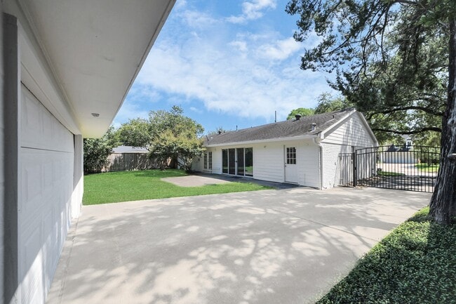 Building Photo - 7610 Highmeadow Dr