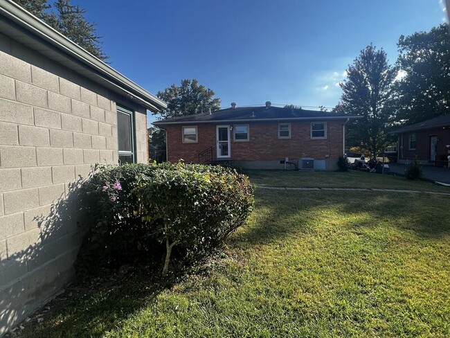 Building Photo - 6005 Applegate Ln