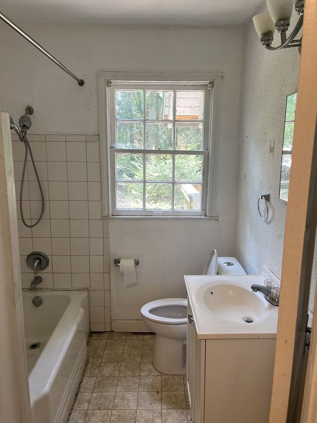 Building Photo - 408 Murat St