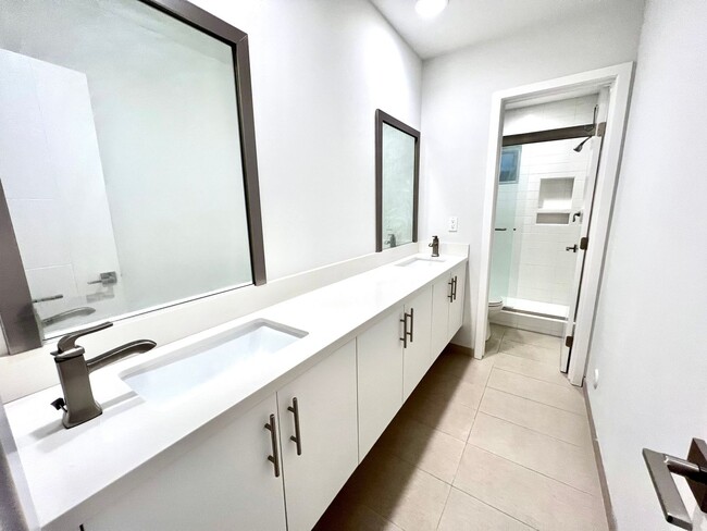 Building Photo - Santa Monica - Luxury Townhome w/ Loft!  (3 Bed / 3.5 Bath)