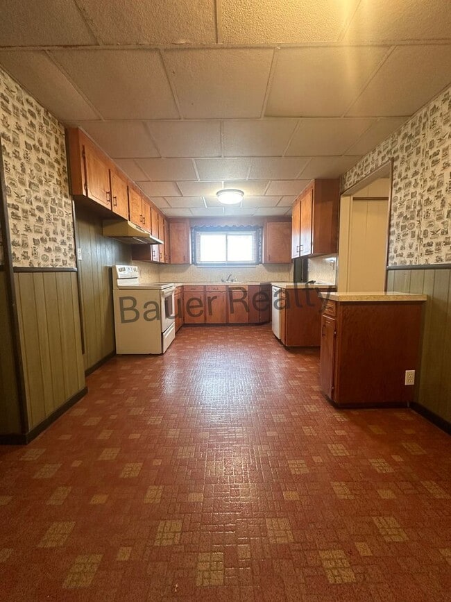 Building Photo - 3 -4 Bedroom Home Near Brookside Park