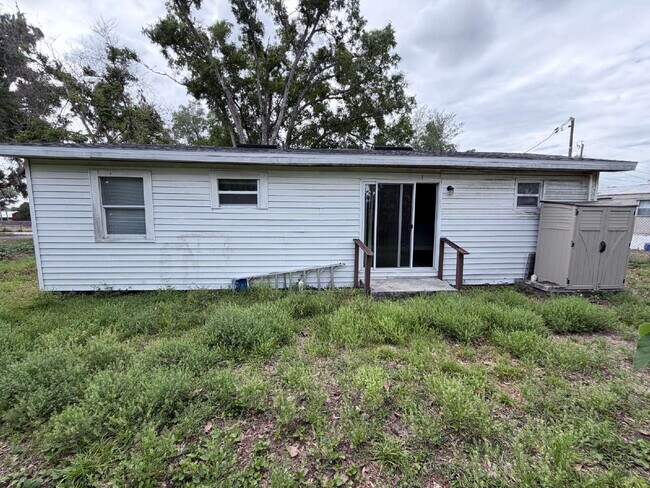 Building Photo - Charming home features 3 spacious bedrooms and 2 updated bathrooms