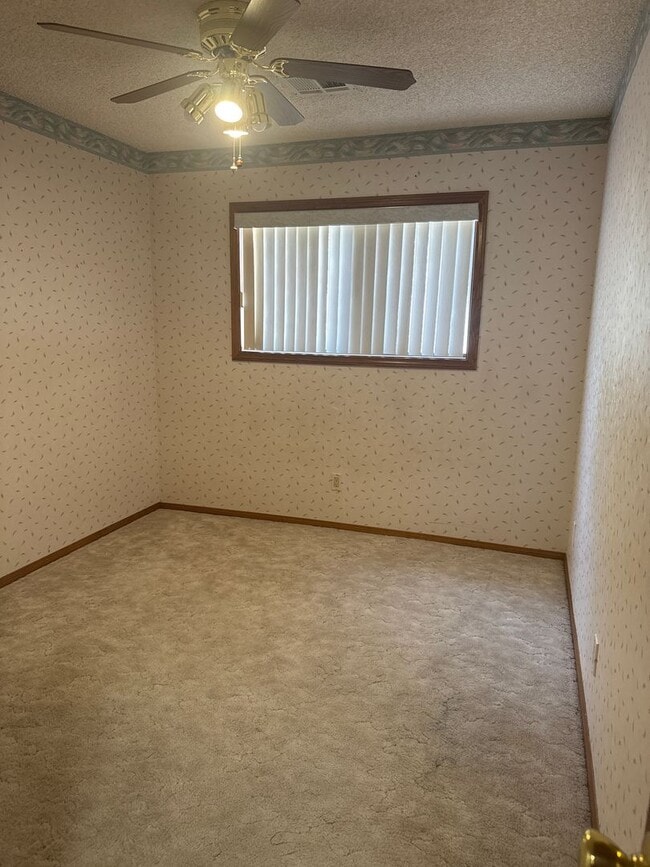 Building Photo - 4 bed, 2 bath, 2 car garage . Boulder City RV parking