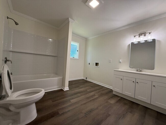 Building Photo - Newly renovated 3 Bedroom 3 Bathroom Home ...
