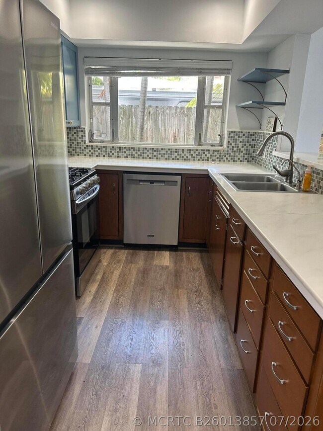 Building Photo - 704 NE 20th Ave