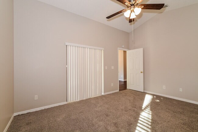 Building Photo - 1048 Vernon Loop