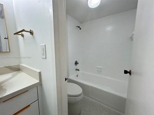 Building Photo - 2899 Collins Ave