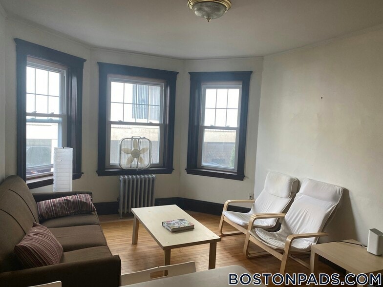 Building Photo - 14 Centre St