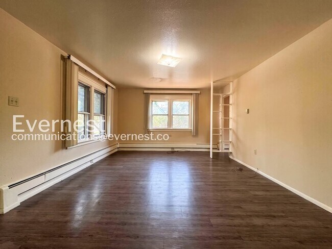 Building Photo - 3 Bed, 2 Bath Home with Garage / Available Soon!